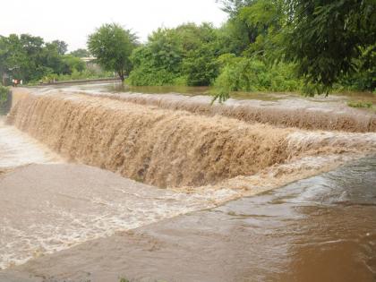 The two who were trapped in the flood of Sivan river were pulled out safely | शिवण नदीच्या पुरात अडकलेल्या दोघांना काढले सुखरूप बाहेर The two who were trapped in the flood of Sivan river were pulled out safely | शिवण नदीच्या पुरात अडकलेल्या दोघांना काढले सुखरूप बाहेर
