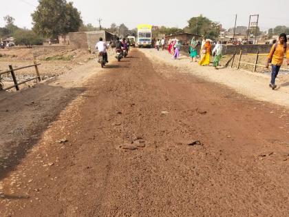 The fear of collapsing the old bridge over the Varkhedi River | वरखेडी नदीवरचा जीर्ण पूल कोसळण्याची भिती