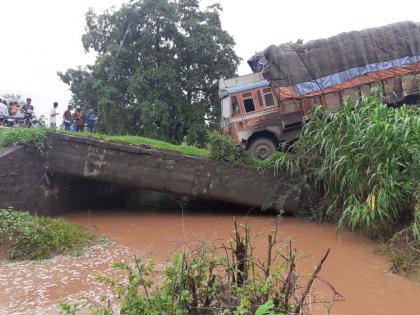 Dhule-Surat National Highway collides with pavement | धुळे-सुरत राष्ट्रीय महामार्गावरील फरशी तुटल्याने वाहतूक ठप्प