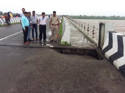 Traffic stopped in Taloda-Nandurbar as the hammer bridge collapsed | हातोडा पुलाला भगदाड पडल्याने तळोदा-नंदुरबार वाहतूक थांबली