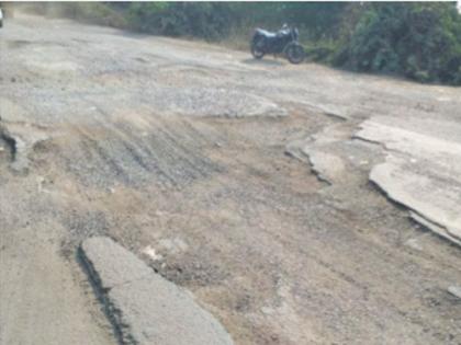 30 crore patches on Shewali-Netrang highway also went into the pit | शेवाळी-नेत्रंग महामार्गाला लावलेली ३० कोटींची ठिगळंही गेली खड्ड्यात