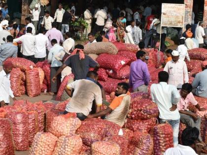 The market cools down due to falling prices of onions and vegetables | कांदा आणि पालेभाज्यांचे दर कोसळल्याने बाजार थंड