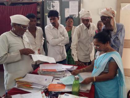 Bribery case for ration card | शिधापत्रिकासाठी लाभाथ्र्याचे हाल Bribery case for ration card | शिधापत्रिकासाठी लाभाथ्र्याचे हाल