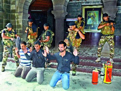  Extremists in the deserted collector's office ... | सुनसान जिल्हाधिकारी कार्यालयात अतिरेकी शिरतात...