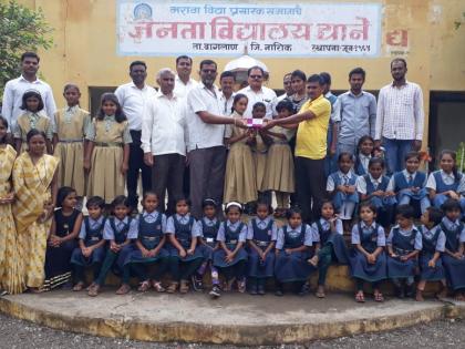 The students of Janata Vidyalaya kept at the border sent for the jawans | जनता विद्यालयाच्या विद्यार्थिनींनी जवानांसाठी पाठविल्या सीमेवर राख्या