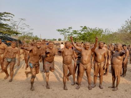 Enjoy the unique mud bath looted by the frail old men | अनोख्या मडबाथचा लुटला अबाल वृद्धांनी आनंद