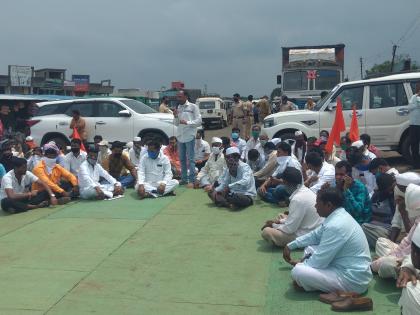 Road blockade by Mahavikas Aghadi at Peth | पेठ येथे महाविकास आघाडीतर्फे रास्ता रोको