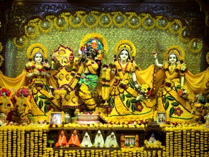 Beautiful makeup of the Vichars at the ISKCON Temple | इस्कॉन मंदिरात विग्रहांचा मनमोहक शृंगार