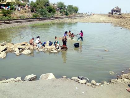 Parbhani: Thousands of liters of water leak from the water scarcity of the Municipal Corporation | परभणी: पालिकेच्या जलकुंभातून हजारो लिटर पाण्याची गळती