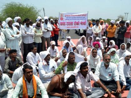 Stop the path on the Parbhani-Gangakhed highway | परभणी-गंगाखेड महामार्गावर रास्ता रोको