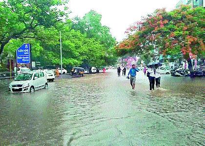 Lasalgaver rain water in the shop | लासलगावी पावसाचे पाणी दुकानात