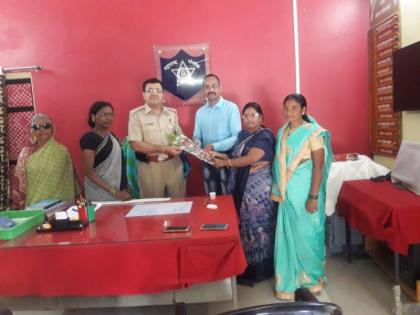 Police honored by women for drinking | दारूबंदीबद्दल महिलांतर्फे पोलिसांचा सन्मान