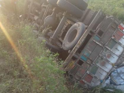 Five people were injured when the vehicles overturned due to the pits | खड्ड्यांमुळे वाहने उलटून ११ जण जखमी