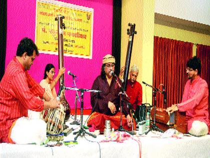 The obscure color has become one ... the song: 'Jaipur-Atruli' singing with the singer cheered the audience | अवघा रंग एक झाला... गाणपर्वणी : ‘जयपूर-अत्रौली’ गायकीच्या संगमाने श्रोते मुग्ध