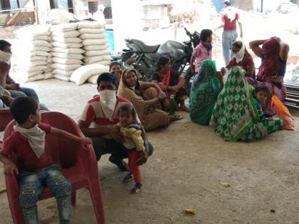 The hunger of the lockdown was unbearable | लॉकडाऊनची उपासमार सहन होईना- व्यथा स्थलांतरितांच्या