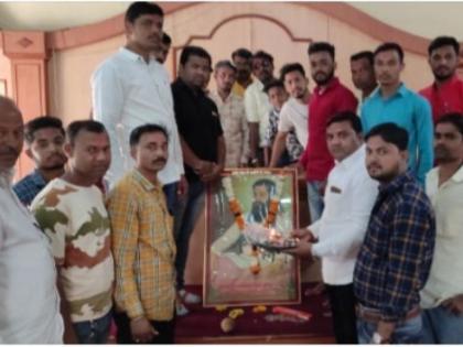 Worship of the image of Saint Ravidas Maharaj at Parola | पारोळा येथे संत रविदास महाराजांंच्या प्रतिमेचे पूजन