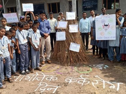 Holi of tobacco products at Jnanadeep School in Parola | पारोळ्यातील ज्ञानदीप शाळेत तंबाखूजन्य पदार्थांची होळी