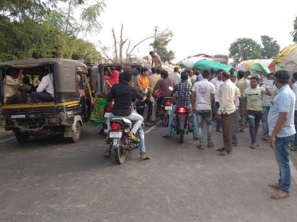 Stop the farmers twice in front of the CCI center at Kurhe (Panache) | कुऱ्हे (पानाचे) येथे सीसीआय केंद्रासमोर   शेतकऱ्यांचा दोनदा रस्ता रोको