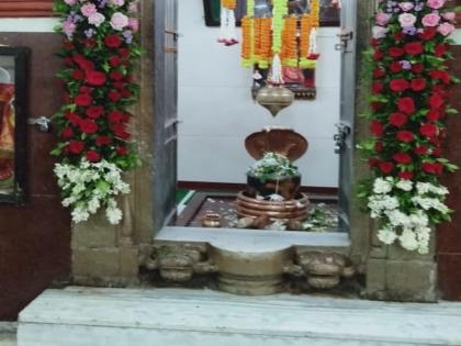 Traditional worship at Shivalayas on the third Shravan Monday; Darshan rare for devotees: Belpatra offering at home | तिसऱ्या श्रावण सोमवारी शिवालयांमध्ये पारंपरिक पूजन ; भाविकांना दर्शन दुर्लभ : घरोघरी बेलपत्र अर्पण