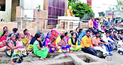 The Balmiki community has to lay on the seashum bridge | बाल्मीकी समाजातर्फे मोसम पुलावर धरणे