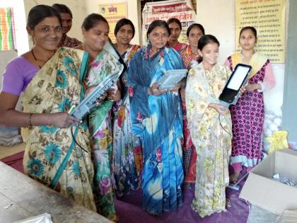 Production of bulb made by 14 women in Wardha district | वर्धा जिल्ह्यातील लोणीच्या १४ महिलांनी सुरू केले बल्बचे उत्पादन