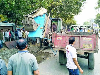 Gajraj on the encroachment at Shivaji Chowk | शिवाजी चौकातील अतिक्रमणावर गजराज