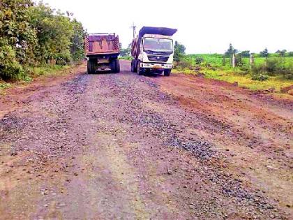 Due to the heavy vehicular movement, the Kelzer-Dahegaon road has been crushed | जड वाहनांच्या वर्दळीमुळे केळझर-दहेगाव रस्ता उखडला