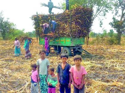 School holidays ... Madam never said that she would pay for school on mobile! | शाळेला सुट्ट्या...मोबाईलवर शाळा भरणार असे मॅडमने सांगितलेच नाही!