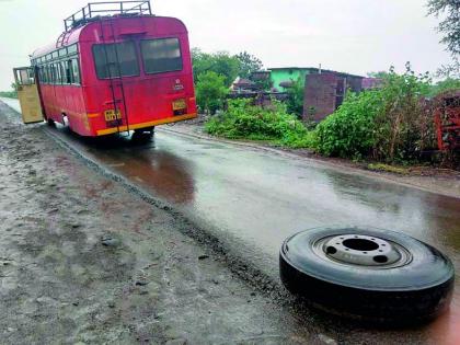 Running steam wheels run | धावत्या एसटीची चाके निखळली