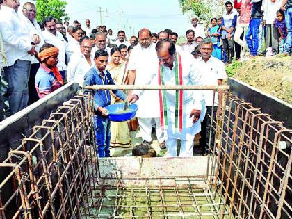 Foundation of foundation stone | सिंदीत उड्डाणपुलाची पायाभरणी