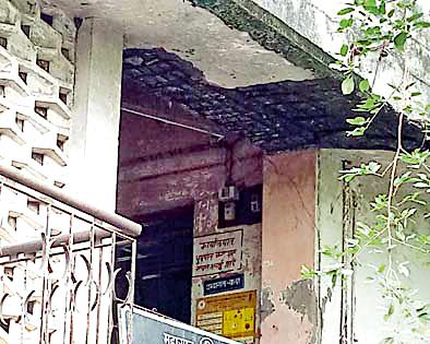 Functions of the Deputy Registrar from the dilapidated building | जीर्ण इमारतीतून उपनिबंधकांचे कामकाज