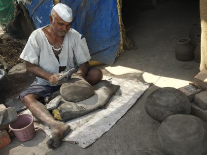  Aquarius artisans chant as the cycle of destiny revolves | नियतीचे कालचक्र फिरल्याने कुंभार कारागिर गपगार