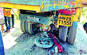 After taking the truck, the child lost the bike and killed the girl | ट्रक मागे घेताना दुचाकी चिरडून बालिका ठार After taking the truck, the child lost the bike and killed the girl | ट्रक मागे घेताना दुचाकी चिरडून बालिका ठार