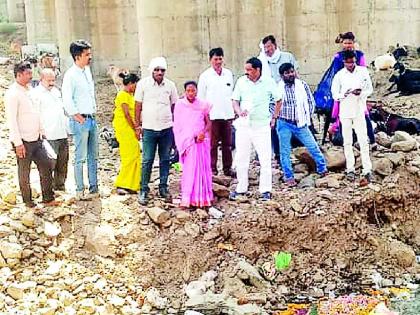 Wardha river water prevented by bridge work | पुलाच्या कामाने रोखले वर्धा नदीचे पाणी