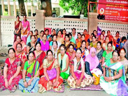 Chain fasting of displaced teachers | विस्थापित शिक्षकांचे साखळी उपोषण