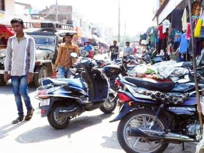 Trains run on sidewalks; Citizens of Solapur walk on the streets | गाड्या लागतात फुटपाथवर; सोलापुरातील नागरिक चालतात भर रस्त्यावर