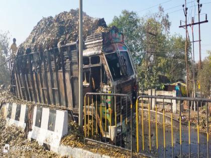 A truck full of bay leaves caught fire; Overloaded and touched electrical wires |  तमालपत्राने भरलेला ट्रक पेटला; ओव्हरलोड होऊन विद्युत तारांचा झाला स्पर्श