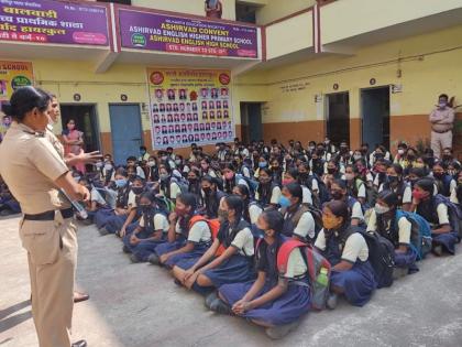 'You are so beautiful' .. If such a message came, do 'this' ... 'Touch tips' given to the girls by the police sister. | 'तू खूप सुंदर आहेस'.. असा मेसेज आला तर 'हे' करायचे... पोलीस दीदीने दिल्या मुलींना 'टच टीप्स'