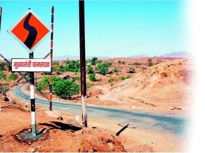 Work on 22 rural roads in the district stalled due to lack of funds | जिल्ह्यात निधीअभावी रखडले तब्बल 22 ग्रामीण रस्त्यांचे काम