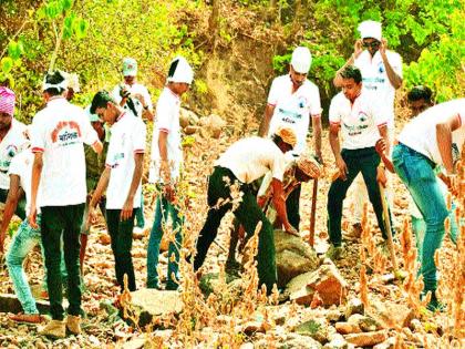  Jubilee service for the youth | युवक करताहेत श्रमदानातून जलसेवा