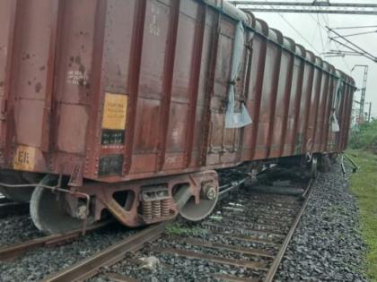 In Ballarpur, a freight train derailed | बल्लारपुरात रेल्वे रुळावरून मालगाडीचे डब्बे घसरले