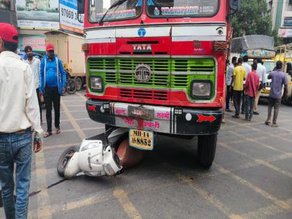 Accident at Gangadham Chowk; Woman dies on the spot after being hit by speeding truck, bike rider seriously injured | Pune Bike Accident : महिलेच्या अंगावरून ट्रकच चाक गेलं,जागीच मृत्यू, दुचाकीस्वार गंभीर जखमी