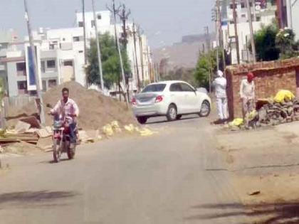 Building material on the road in the CIDCO city | सिडको वाळूजमहानगरात बांधकाम साहित्य रस्त्यावर