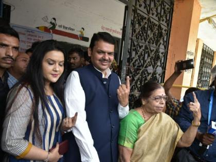 Lok Sabha Election 2019; Chief Minister Devendra Fadnavis voted with mother and wife | Lok Sabha Election 2019; मुख्यमंत्री देवेंद्र फडणवीस यांनी आई व पत्नीसोबत केले मतदान