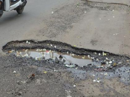 Drainage barrier in Dhule city on immersion procession | धुळे शहरात विसर्जन मिरवणूक मार्गावर खड्ड्य़ांचे विघ्न