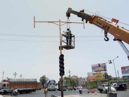 Signal repair of Linked road | लिंकरोड चौफुलीवरील सिग्नलची दुरुस्ती