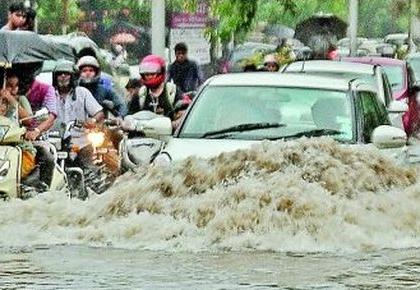 Traffic jam by strong rains in Nagpur | नागपुरात दमदार पावसाने केली वाहतूक कोंडी