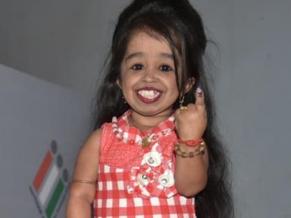 Maharashtra Election Voting Live; The world's smallest woman, Jyoti Amagne polled | Maharashtra Election Voting Live; जगातील सर्वात बुटकी स्त्री, ज्योती आमगेने केले मतदान