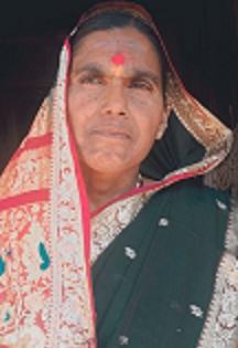 The woman's head is severed due to the pad being stuck in the threshing machine | मळणी यंत्रात पदर अडकून महिलेचे शीर धडावेगळे