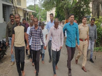 Kolhapur police chased the terror stricken village goons through the streets | दहशत माजविणाऱ्या गावगुंडांची गल्लीबोळांत 'वरात', कोल्हापूर पोलिसांनी नागरिकांसमोर 'धुऊन' काढला दरारा Kolhapur police chased the terror stricken village goons through the streets | दहशत माजविणाऱ्या गावगुंडांची गल्लीबोळांत 'वरात', कोल्हापूर पोलिसांनी नागरिकांसमोर 'धुऊन' काढला दरारा